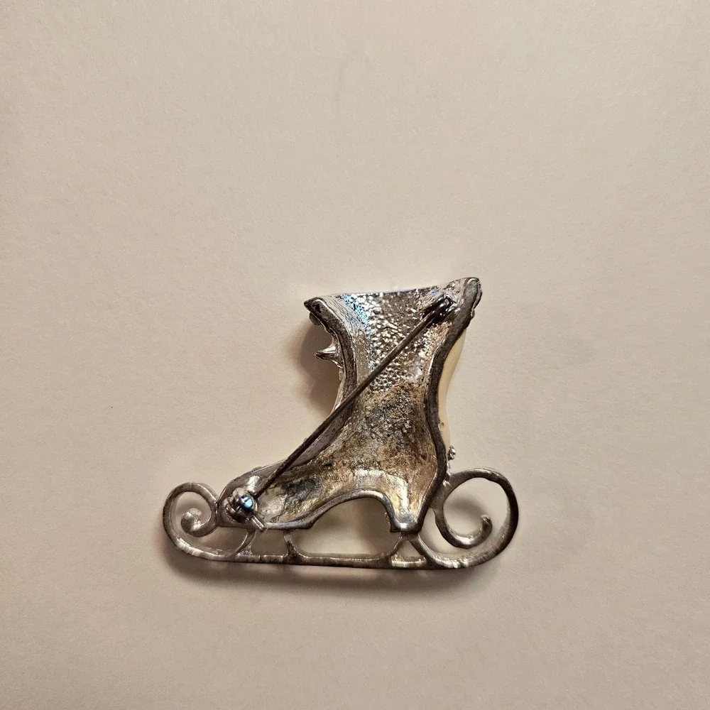 VTG‎ Ice Skate Brooch Rhinestone Enamel Winter Christmas Pin Silver Tone 1950s